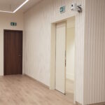 Porte en bois, intégrée dans un habillage de paroi sur mesure